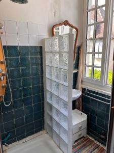 サリー・ド・ベアムにあるO Chant Élyséeのバスルーム(シャワー、トイレ、洗面台付)