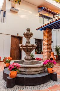 une fontaine dans la cour d'une maison fleurie dans l'établissement Abadia de San Pedro, à Guadalajara