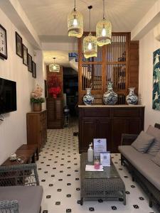 een woonkamer met een bank en een tafel bij Vika Homestay in Ho Chi Minh-stad