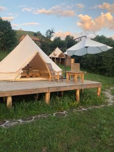 a tent with a table and an umbrella at Alereks Mountain Camping in Dsegh