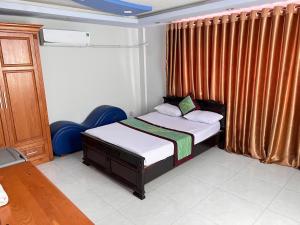 Giường trong phòng chung tại Hotel Ánh Phương