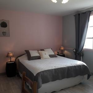 Sainte-Cécile-les-VignesにあるVents d'Angesのベッドルーム1室(ベッド1台、ランプ2つ、窓付)
