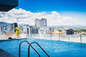 - une piscine au-dessus d'un immeuble avec vue sur la ville dans l'établissement Mabolo Garden Flat, à Cebu