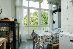 リスボンにあるAlojamento Local Lisboaのキッチン(テーブル付)、大きな窓が備わります。
