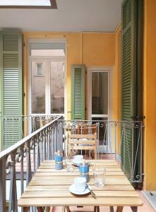 - une table en bois sur le balcon d'une maison dans l'établissement Apartment Via Sant'Alessandro 22 - Sostify, à Bergame