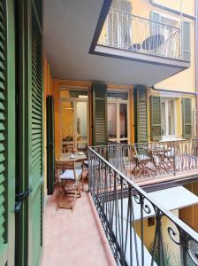 - un balcon avec des chaises et une table dans un bâtiment dans l'établissement Apartment Via Sant'Alessandro 22 - Sostify, à Bergame