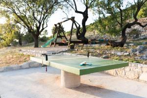 Πινγκ πονγκ στο Rural Villa Adriart with heated pool and sauna ή εκεί κοντά