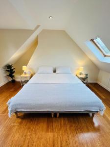 En eller flere senge i et værelse på Family home in Hampshire - Sleeps up to 9 people with 3 parking spaces