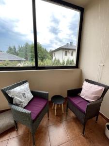 een balkon met 2 stoelen en een raam bij Apartament Moniuszki in Biłgoraj