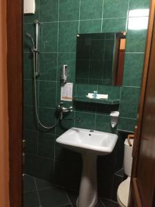 Koupelna v ubytování Piano Hotel