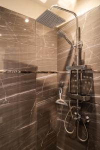 une salle de bain avec douche et lavabo dans l'établissement Apartament Ale Antresola! - 4 osobowy przy ratuszu z parkingiem - Space Apart, à Jelenia Góra 15 autres photos