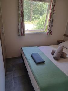 Zdjęcie z galerii obiektu Mobil home confort 6 personnes w mieście Saint-Chéron