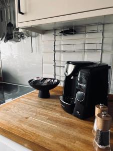 - Cafetera en la encimera de la cocina en Modern 2-bed flat in town centre, en Oban