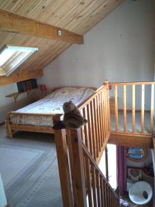 - une chambre avec un lit au plafond en bois dans l'établissement "Chalet TOURELLE "THORENC, à Andon
