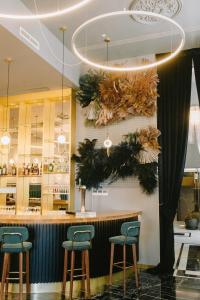un bar en un restaurante con taburetes verdes en Casa Alberola Apartments, en Alicante