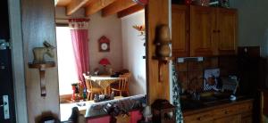 kuchnia ze zlewem i stołem w pokoju w obiekcie "Chalet TOURELLE "THORENC w Andon