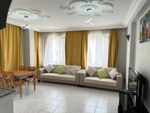 un soggiorno con divano e tavolo di Fevkalade & Aparts Otel a Kemer