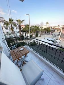 balcone con panca, tavolo e sedie di Fevkalade & Aparts Otel a Kemer