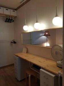uma cozinha com um balcão com uma ventoinha e luzes em 3 Rooms for rent near Mapo-gu Office Station, Mapo-gu, Seoul em Seul