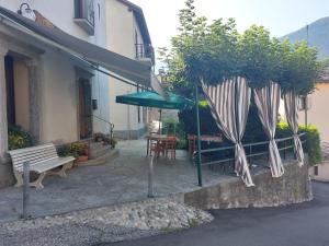 Re的住宿－Trattoria Bar Pace，一个带遮阳伞和桌椅的庭院。