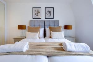 Katil atau katil-katil dalam bilik di Chic London Retreat with Balcony & Central Access