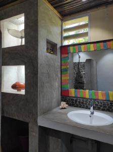 W łazience znajduje się umywalka i lustro. w obiekcie Villa Ilo Komba w mieście Nosy Komba