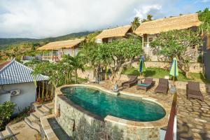 een afbeelding van een zwembad in een resort bij Arungan Villas in Amed
