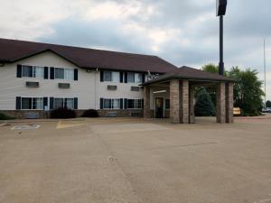 un bâtiment avec un parking en face de celui-ci dans l'établissement Eagle Ridge Inn, à Le Claire