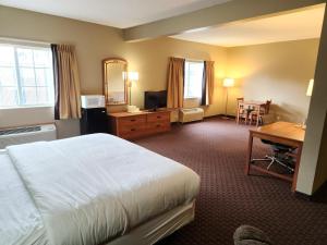 um quarto de hotel com uma cama e uma secretária em Eagle Ridge Inn em Le Claire