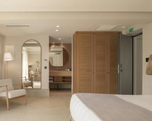 Postel nebo postele na pokoji v ubytování Paralos Venus Suites Adults Only
