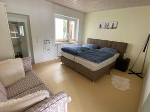 1 dormitorio con cama, sofá y ventana en Loreleyresidenz, App Jerry, en Sankt Goarshausen