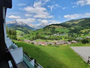 uma vista para um vale verde com montanhas em Schwarzeck34 em Bachwinkl