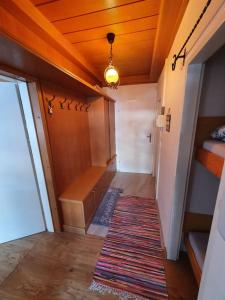 um corredor com um quarto com um tapete no chão em Schwarzeck34 em Bachwinkl