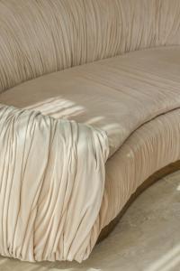 ein Bett mit einer Decke schließen in der Unterkunft Cens Platinum Luxury Suites in Ioannina