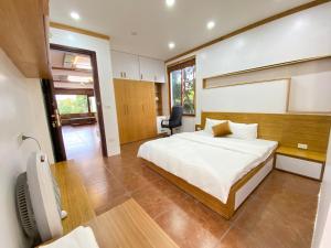 1 dormitorio con cama, escritorio y silla en Green Hill Ba Vi Venuestay, en Ba Vì