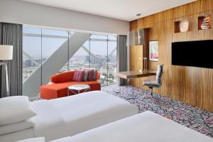 TV a/nebo společenská místnost v ubytování Andaz Capital Gate Abu Dhabi, By Hyatt