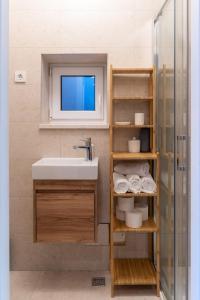 y baño con lavabo y ducha acristalada. en Pepper Penthouse - Luxurious Duplex Apartment, 50m from the Bacvice sand beach en Split