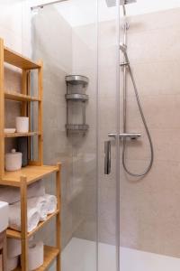 W łazience znajduje się prysznic ze szklanymi drzwiami. w obiekcie Pepper Penthouse - Luxurious Duplex Apartment, 50m from the Bacvice sand beach w Splicie