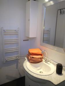 a bathroom with a sink with towels on it at Ferienhaus Freilingen in Blankenheim