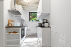 A kitchen or kitchenette at Flatista Homes - Garden House