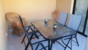 einen Esstisch mit 2 Stühlen und einem Tisch in der Unterkunft Playaelporis in Poris de Abona