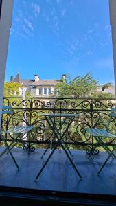 - un balcon avec une table et des chaises dans l'établissement HOTEL de la POSTE, à Esch-sur-Alzette