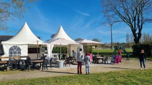 Restaurant o un lloc per menjar a camping les rives du lac