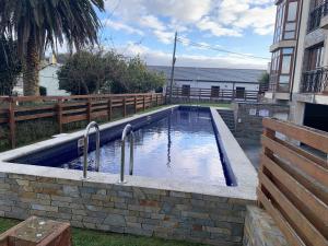 un charco de agua en una pared de ladrillo con dos mangos en Ático sobre el Mar Cantábrico, en O Vicedo