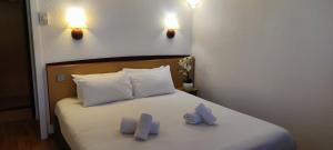 ペルピニャンにあるCampanile Perpignan Sudのベッドルーム1室(白いシーツと枕のベッド1台付)
