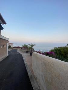 een weg langs een muur met uitzicht op de oceaan bij Horia Seaside in La Herradura