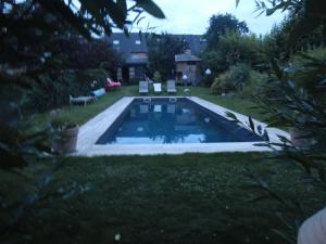 una piscina en el patio trasero de una casa en Beatrice's gardens en Nivelles
