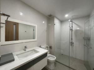 ein Bad mit einem Waschbecken, einem WC und einer Dusche in der Unterkunft Friendly Hai Phong Apartment-TH BRANCH in Ðông Khê