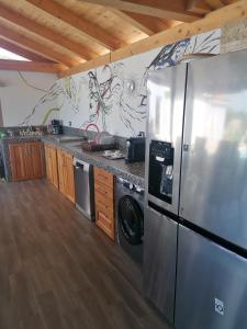eine Küche mit einem Kühlschrank aus Edelstahl in der Unterkunft House with pool in Mali Lošinj
