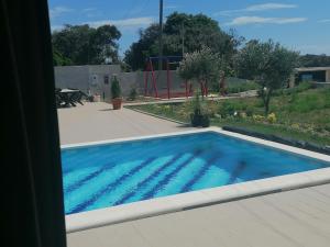 Bazén v ubytování House with pool nebo v jeho okolí